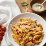 Macarrones con tomate, nata y beicon: receta fácil, rápida y cremosa