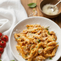 Macarrones con tomate, nata y beicon: receta fácil, rápida y cremosa