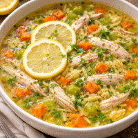 Sopa de orzo con pollo y verduras al toque de limón ¡fresca, reconfortante y llena de sabor!