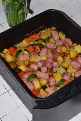 Salteado exprés de salchichas y verduras en freidora de aire (receta fácil y completa)