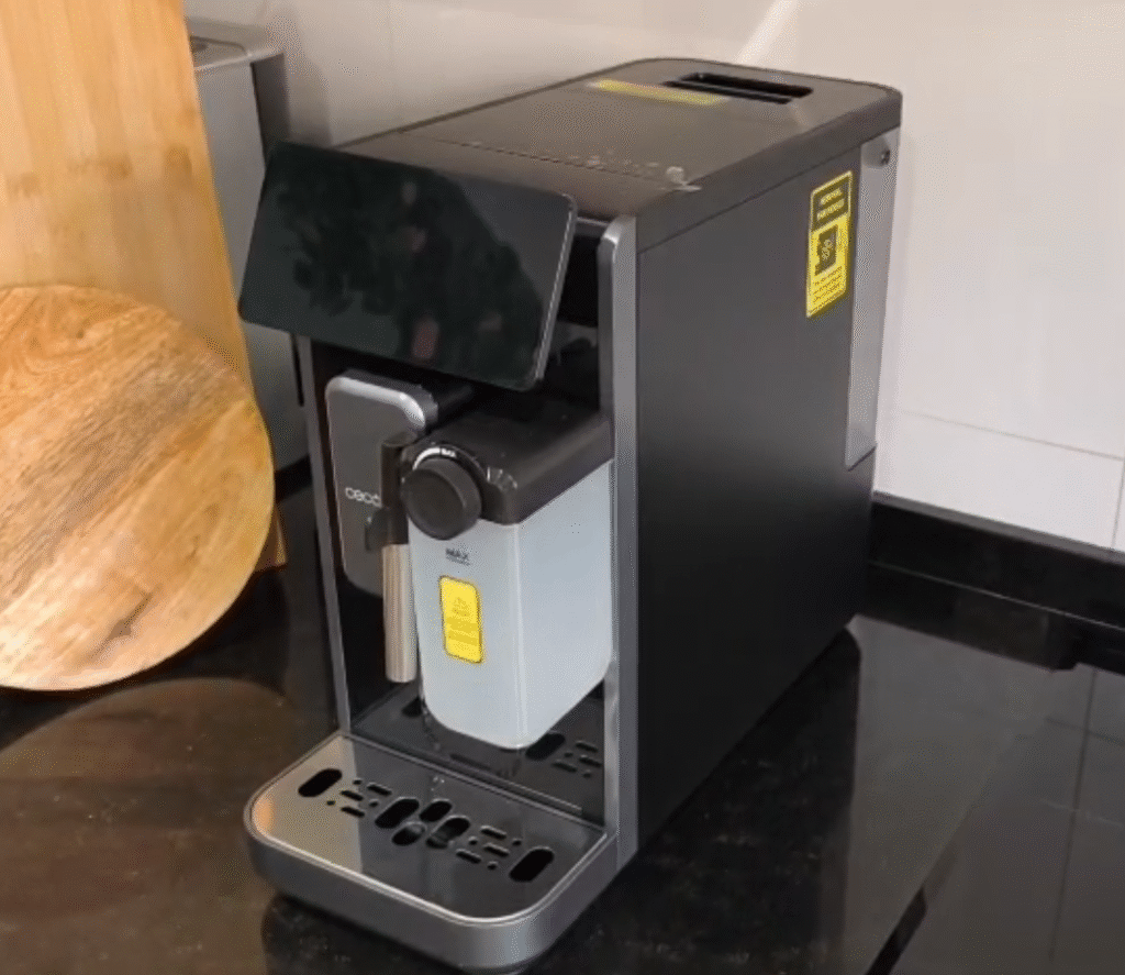 Cafetera Cecotec Cremmaet Lungo Latte en cocina pequeña