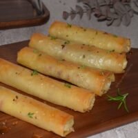 Palitos crujientes de pera, queso y jamón con masa philo: receta fácil, rápida y deliciosa. Aperitivo perfecto listo en 20 minutos.