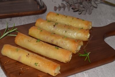 Palitos crujientes de masa filo con pera, queso y jamón: el aperitivo más fácil