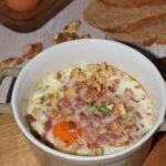 Huevos al horno con nata, queso azul y nueces (receta fácil y cremosa)