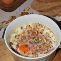 Huevos al horno con nata, queso azul y nueces (receta fácil y cremosa)