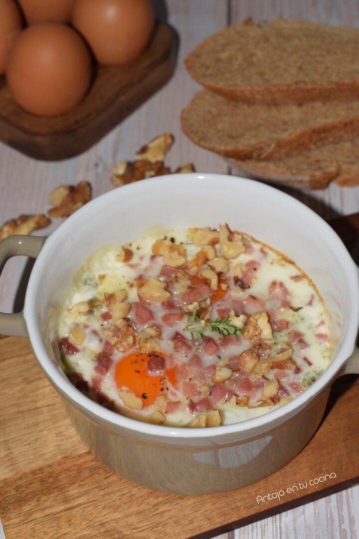 Huevos al horno con nata, queso azul y nueces (receta fácil y cremosa)