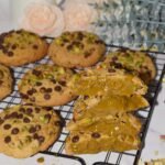 Galletas de pistacho y chocolate, rellenas de crema de pistacho