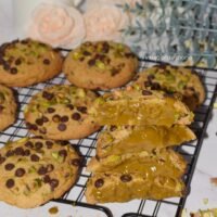Galletas de pistacho y chocolate, rellenas de crema de pistacho