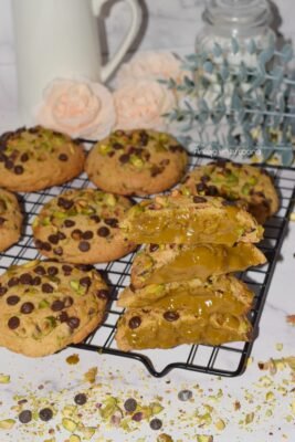 Galletas de pistacho y chocolate, rellenas de crema de pistacho