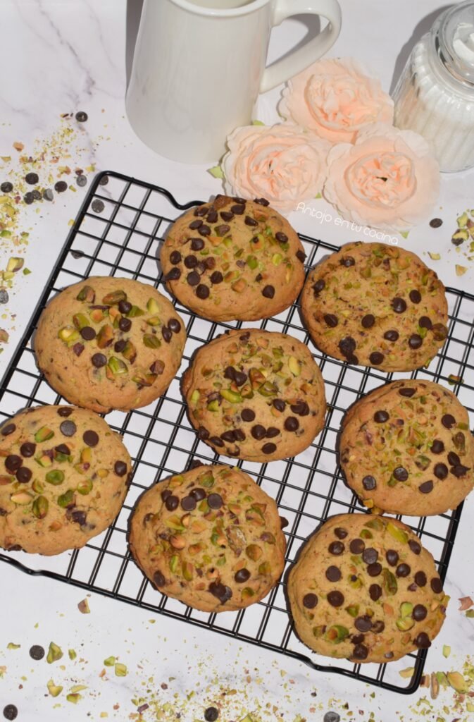 Galletas de pistacho y chocolate, rellenas de crema de pistacho