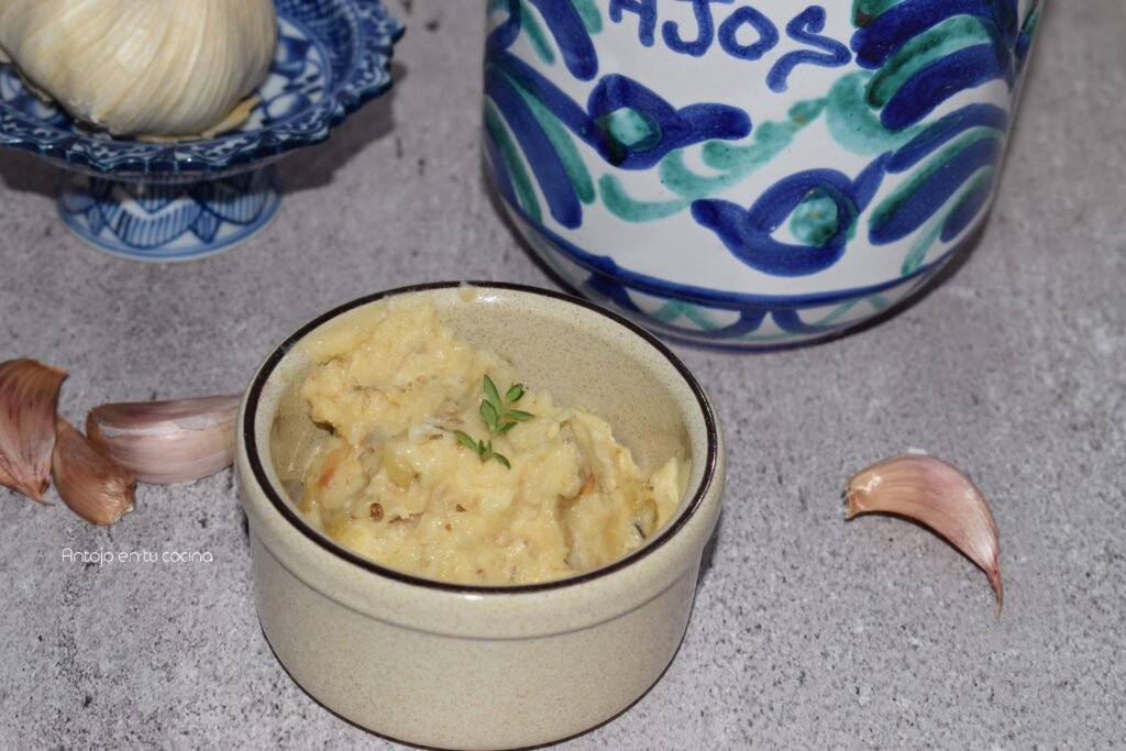 Mantequilla de ajo asado cremosa: receta fácil, aromática y perfecta para cualquier plato