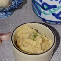 Mantequilla de ajo asado cremosa: receta fácil, aromática y perfecta para cualquier plato