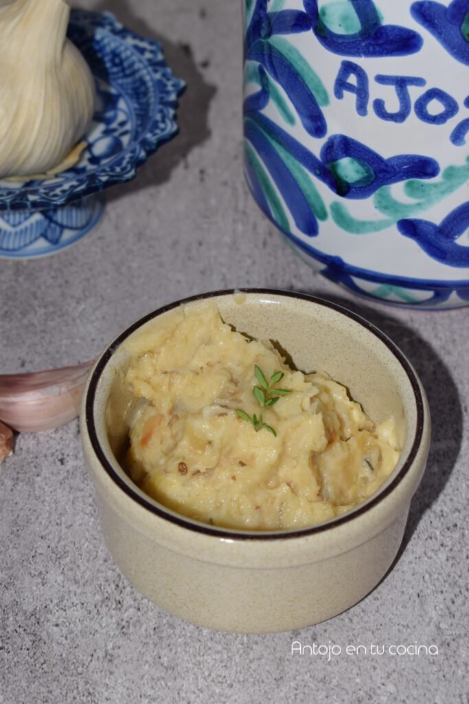 Mantequilla de ajo asado cremosa: receta fácil, aromática y perfecta para cualquier plato