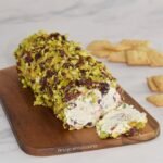 Rulo de queso crema con pistachos y arándanos: aperitivo fácil y vistoso