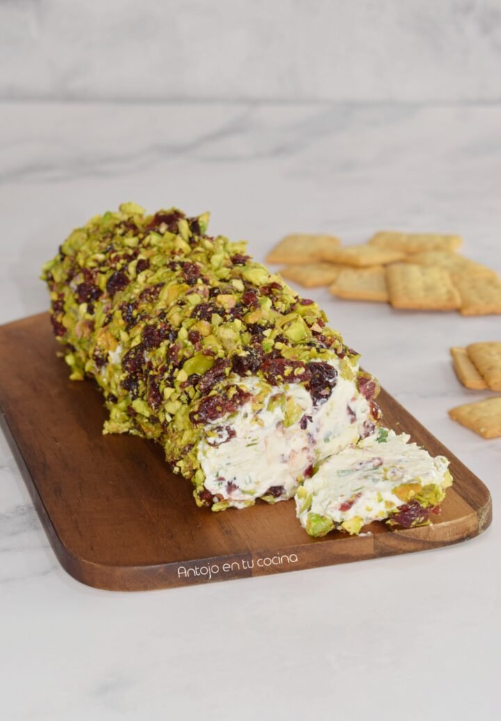 Rulo de queso crema con pistachos y arándanos: aperitivo fácil y vistoso