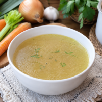 caldo de verduras casero