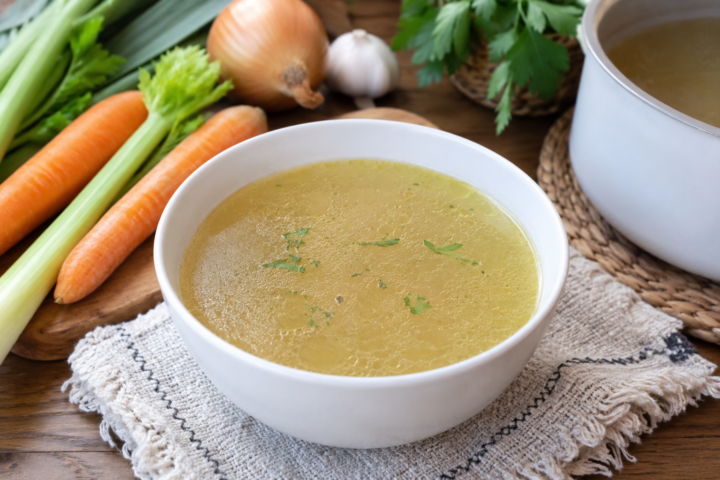 caldo de verduras casero