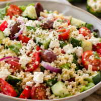 Ensalada de quinoa al estilo griego | Receta fresca, saludable y llena de sabor