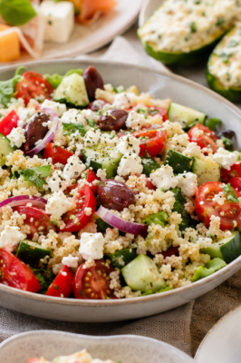 Ensalada de quinoa al estilo griego | Receta fresca, saludable y llena de sabor