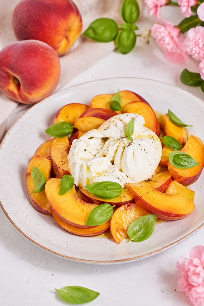 Ensalada de melocotón y burrata