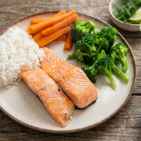 Menú completo al vapor arroz, salmón y verduras en menos de 20 minutos