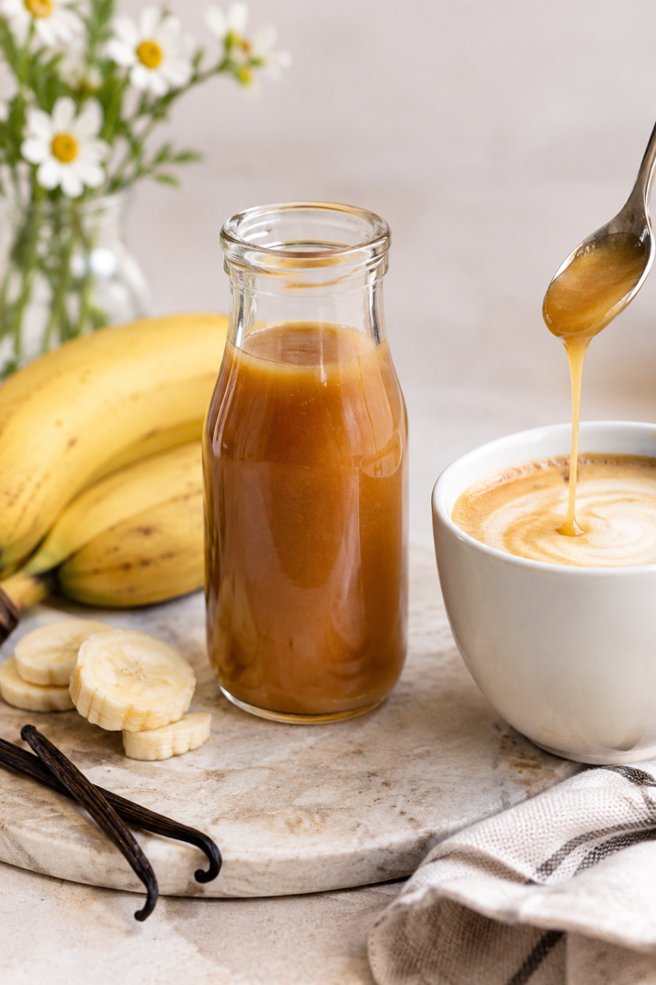 Sirope de plátano casero para café y postres