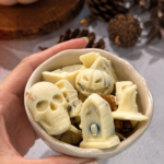 Cuenco con un surtido de bombones de chocolate blanco con formas de Halloween