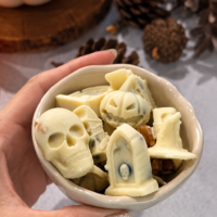 Cuenco con un surtido de bombones de chocolate blanco con formas de Halloween