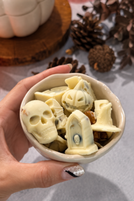 Cuenco con un surtido de bombones de chocolate blanco con formas de Halloween