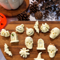 Bombones para Halloween de chocolate blanco con distintas formas sobre una tabla