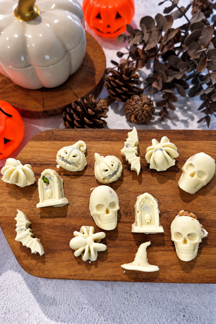 Bombones para Halloween de chocolate blanco con distintas formas sobre una tabla