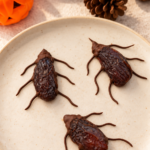 Cucarachas comestibles para Halloween con dátiles y chocolate