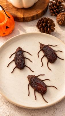 Cucarachas comestibles para Halloween con dátiles y chocolate