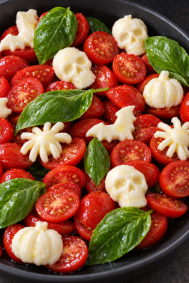 Ensalada caprese para Halloween con figuras de mozzarella