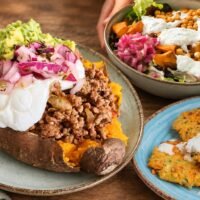 Boniato relleno de carne y aguacate, ensalada de garbanzos y tortitas de calabacín y boniato