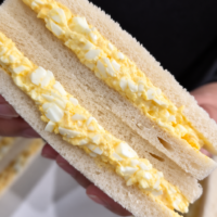 Sándwich japonés de huevo cremoso con mayonesa y mostaza