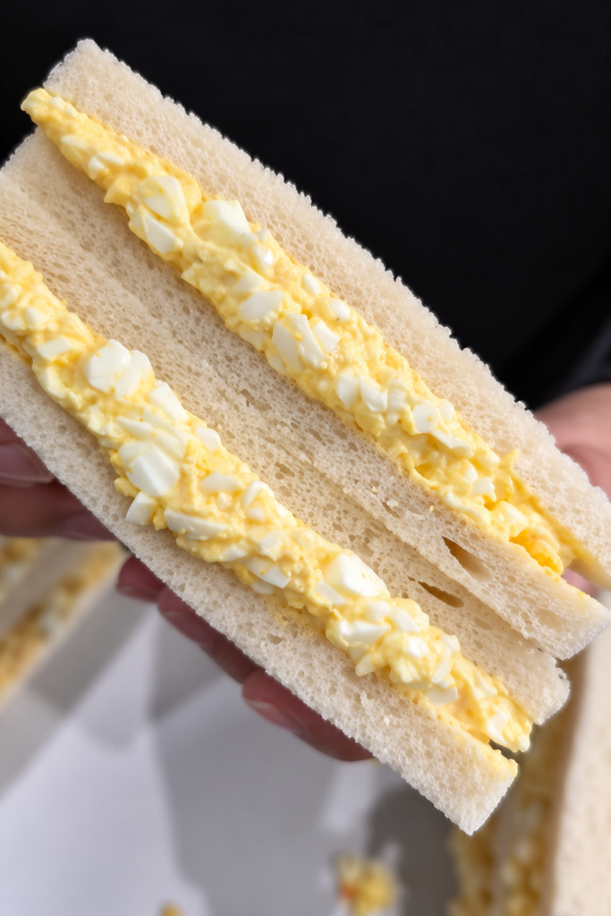 Sándwich japonés de huevo cremoso con mayonesa y mostaza