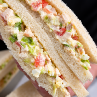 Sándwich de pollo y huevo con relleno cremoso
