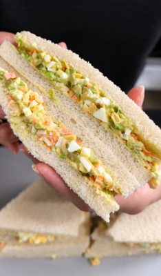 Sándwich de surimi y huevo con aguacate y pepinillo